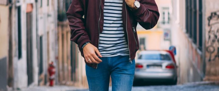 Les hommes et la chirurgie esthétique man in maroon zip-up jacket walking near building